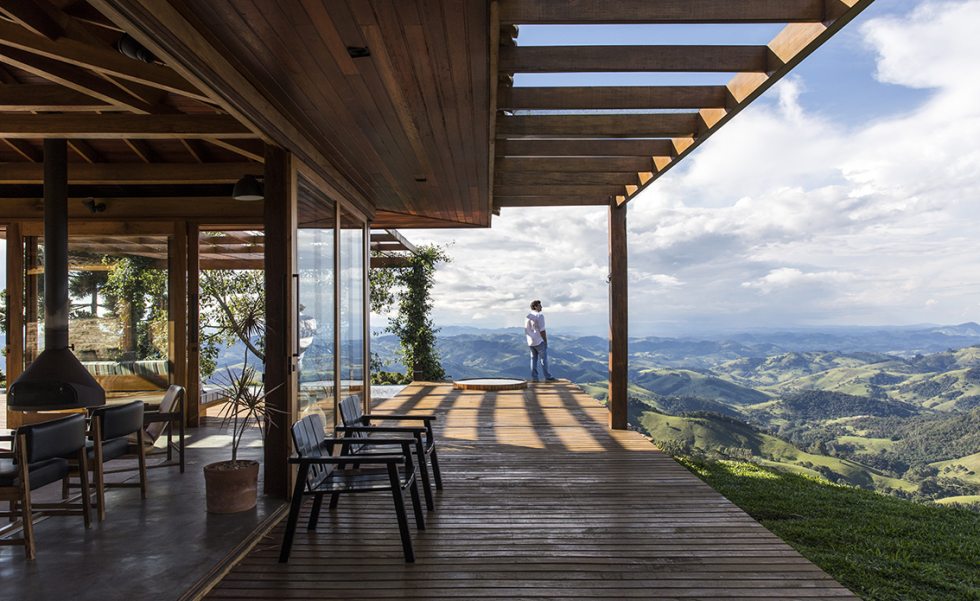 Os materiais naturais, presentes em toda a estrutura da casa, inclusive na composição do telhado aparente, são estrelas do projeto Os materiais naturais, presentes em toda a estrutura da casa, inclusive na composição do telhado aparente, são estrelas do projeto