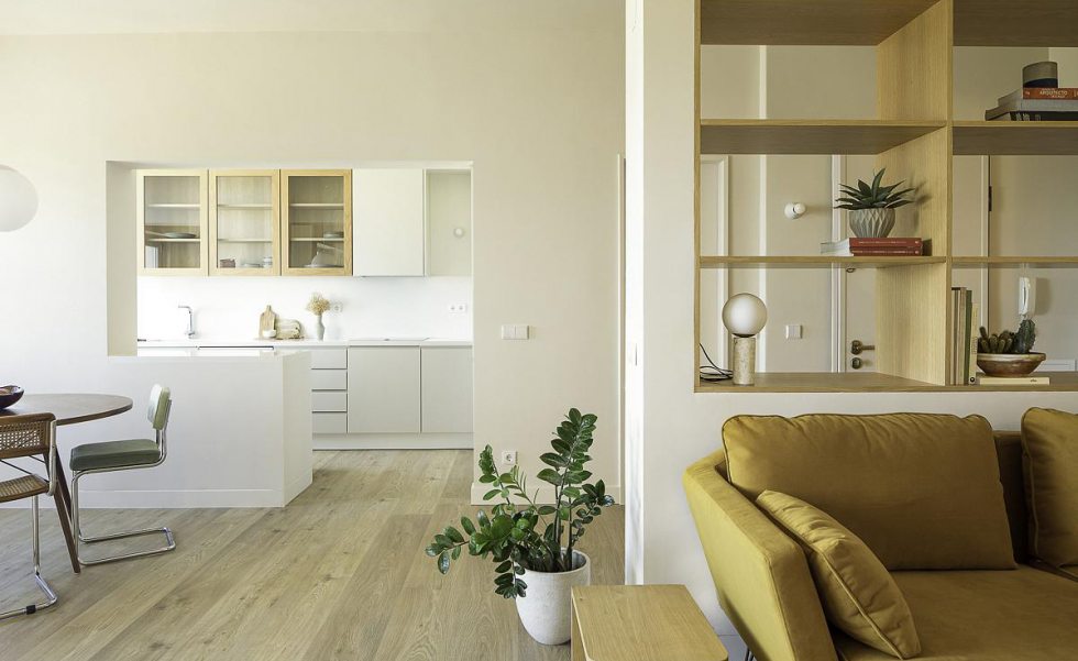 Área social conectada: sala, jantar e cozinha sem barreiras visuais. O armário divisor atua como estrutura funcional e organiza a circulação, sem comprometer a entrada de luz natural ? elemento chave deste projeto Área social conectada: sala, jantar e cozinha sem barreiras visuais. O armário divisor atua como estrutura funcional e organiza a circulação, sem comprometer a entrada de luz natural ? elemento chave deste projeto