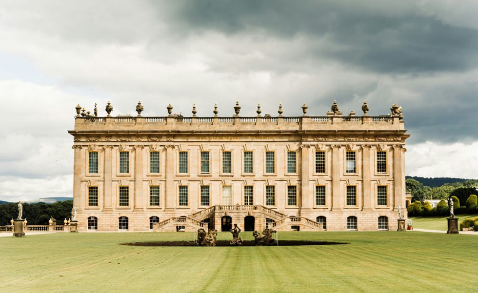 Chatsworth House, a mansão em Derbyshire, Inglaterra, que inspirou a propriedade fictícia de Pemberley, lar de Mr. Darcy Chatsworth House, a mansão em Derbyshire, Inglaterra, que inspirou a propriedade fictícia de Pemberley, lar de Mr. Darcy