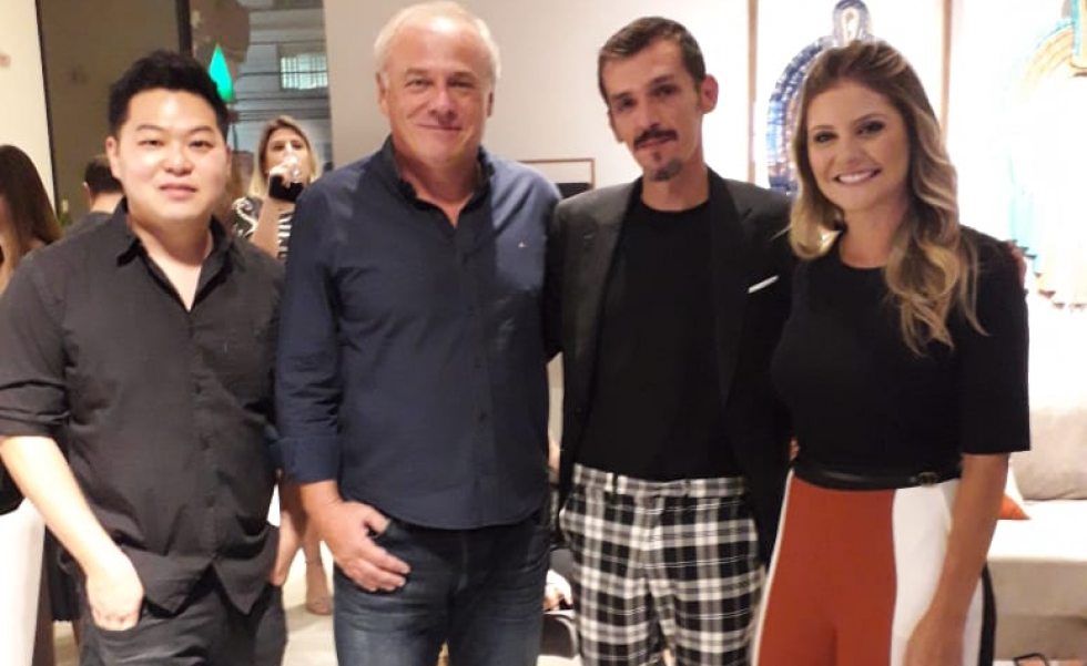  O arquiteto Thiago Tanaka ao lado do empresário Fernando Kersting, do artista Marcos Bazzo e da arquiteta Amanda Mello