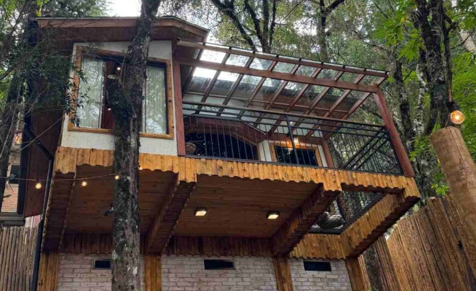 A estrutura em steel frame e o telhado shingle reforçam o conforto térmico, com visual que se conecta à paisagem A estrutura em steel frame e o telhado shingle reforçam o conforto térmico, com visual que se conecta à paisagem