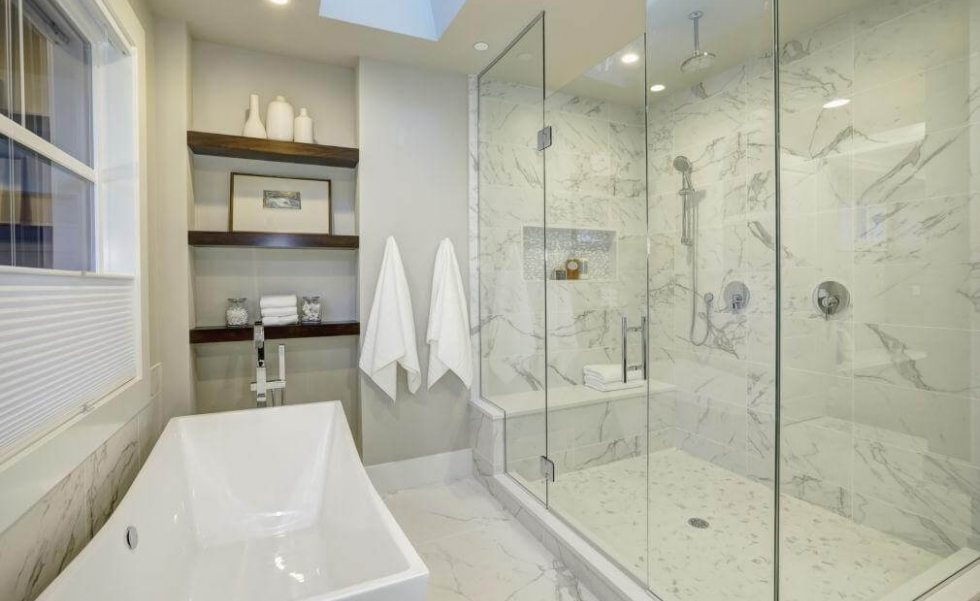 Box com vidro até o teto: estética, conforto e cuidados | Casa Sul