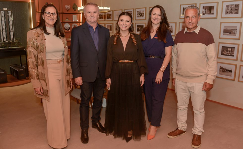 Francis Bernardo, diretora Casacor SC, Nestor Deschamps, sócio RDO, Luise e Francieli Deschamps, arquitetas RDO e Luiz Bernard, diretor Casacor SC