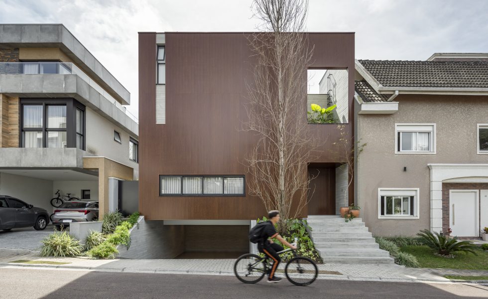 Casa Cubo, em Curitiba, após o retrofit: o projeto partiu da estrutura existente e promoveu uma atualização espacial e funcional sem comprometer o sistema construtivo original. O retrofit permitiu adequar a residência às necessidades atuais de uso, demonstrando como intervenções precisas podem ampliar a vida útil de uma edificação.