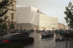 O drapeado de tecido branco e cintilante abraça o teatro, coexistindo com o entorno histórico.