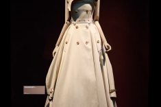 Vestido de baile estilo trench coat, outono/inverno 2022.