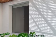 O muxarabi protege o terraço do sol e cria uma segunda cobertura sobre a área da banheira.