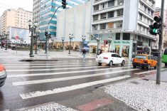 Trecho onde foi implantado o asfalto pela primeira vez em Curitiba: hoje é calçadão. Foto Franklin de Freitas.