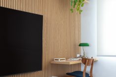 A combinação de peças distintas aproxima o ambiente da ideia de uma casa construída por escolhas pessoais.