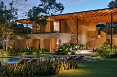 A ampla cobertura protege boa parte da área social da incidência direta do sol. A integração com jardins e piscina ajuda a criar um microclima mais agradável.