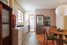 O piso de estilo terrazzo italiano demarca a área molhada da cozinha