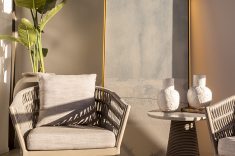 A pequena área de convivência próxima do gourmet ganhou mobiliário para áreas externas: poltrona Kauai e mesa lateral Spool, ambas da Tidelli para Ton Sur Ton.