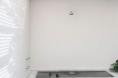 A banheira foi instalada no terraço da suíte, conectado ao banheiro principal por um mezanino.