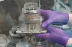 Recipiente criado em 2019 pela Tupperware em parceria com a NASA para pesquisas de cultivo de alimentos em microgravidade na Estação Espacial Internacional.