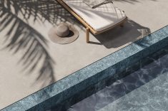 Porcelanato Série Swell, Roca Cerámica: porcelanato que remete à pedra Hijau, indicado para o interior de piscinas onde não há a necessidade de coeficiente de atrito alto.