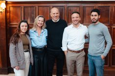 Luiz Augusto Brenner Rose e José Mário Marim Junior ladeados pelos arquitetos da PROA Arquitetura.