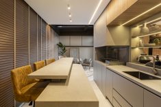 A área de refeições rápidas da cozinha ganhou banquetas Gênova (Ton Sur Ton) em tons terrosos que combinam com a marcenaria amadeirada.