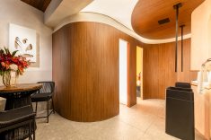 EntreMarés  Banheiros, de Gabriela Preto e Marcelo Meirelles - A arquitetura explora superfícies contínuas e linhas curvas para criar um ambiente envolvente, onde a forma tem papel tão importante quanto a função. Foto Guilherme Rocha.