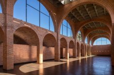 A Mansão dos Arcos, projetada por João Filgueiras Lima, o Lelé, reforça o diálogo proposto pelo evento