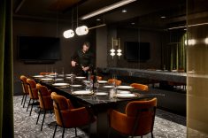 A sala de reuniões foi planejada para também funcionar como sala de jantar.