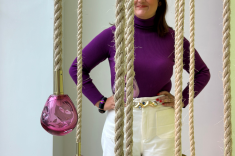 Assinada por Juliana Pippi para a itens, com direção criativa de Mariana Amaral, a Coleção Cipó combina cordas de sisal trançadas manualmente a esferas de vidro soprado.