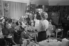 As famosas Tupperware Parties dos anos 50 deram início ao movimento de venda em casa.