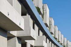 Guarda-corpos em placas de concreto preservam o espaço.