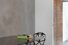 A mesa é usada nas reuniões de trabalho e nas refeições da casa, refletindo o uso híbrido dos ambientes.