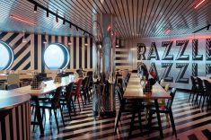 Restaurante Razzle Dazzle: o grafismo em preto e branco faz referência à dazzle camouflage