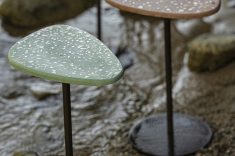 Da mesma coleção Nascente, as mesinhas Pantanal, de Bruna Deluca, são produzidas em concreto de alta performance. Foto divulgação OALA.