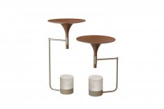 Concreto e madeira se unem nas mesinhas laterais da linha Som, da Gold Mobiliário. Foto divulgação.