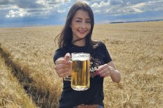 A produtora Larissa Vier, da Água do Monge Cervejaria.