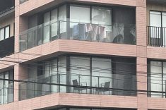 A realidade do uso diário: ocupação do espaço com itens que não cabem no apartamento.