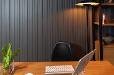 A temperatura quente (2700K a 3000K) de luz garante um visual corporativo elegante e acolhedor para reuniões ou lives. Foto Emerson Rodrigues - Divulgação Yamamura