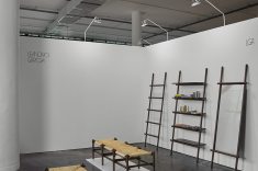 A Entre Linhas é composta por bancos, espelho e estante. Foto André Klotz.