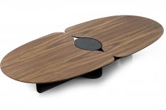 O design escultórico da mesa de centro Elo, assinada por Ellie Rocha para a Gold Mobiliário. Foto divulgação.