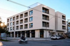 Depois - A reforma preservou a arquitetura que caracteriza o edifício e incorporou apartamentos, lojas e novas áreas de uso comum.