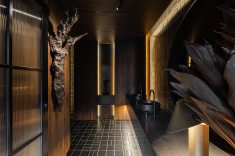Toilette Contraponto, de Julia Tomita e Patricia Ampessan - O banheiro foi projetado para causar impacto desde a entrada. Foto Samuel Berger.